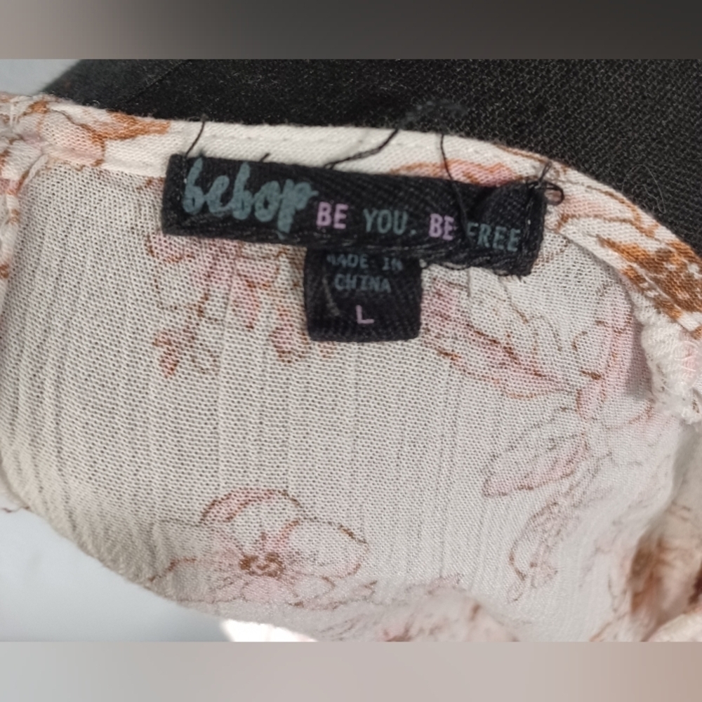 Bebop Floral Lace Trim Blouse - Picture 9 of 11